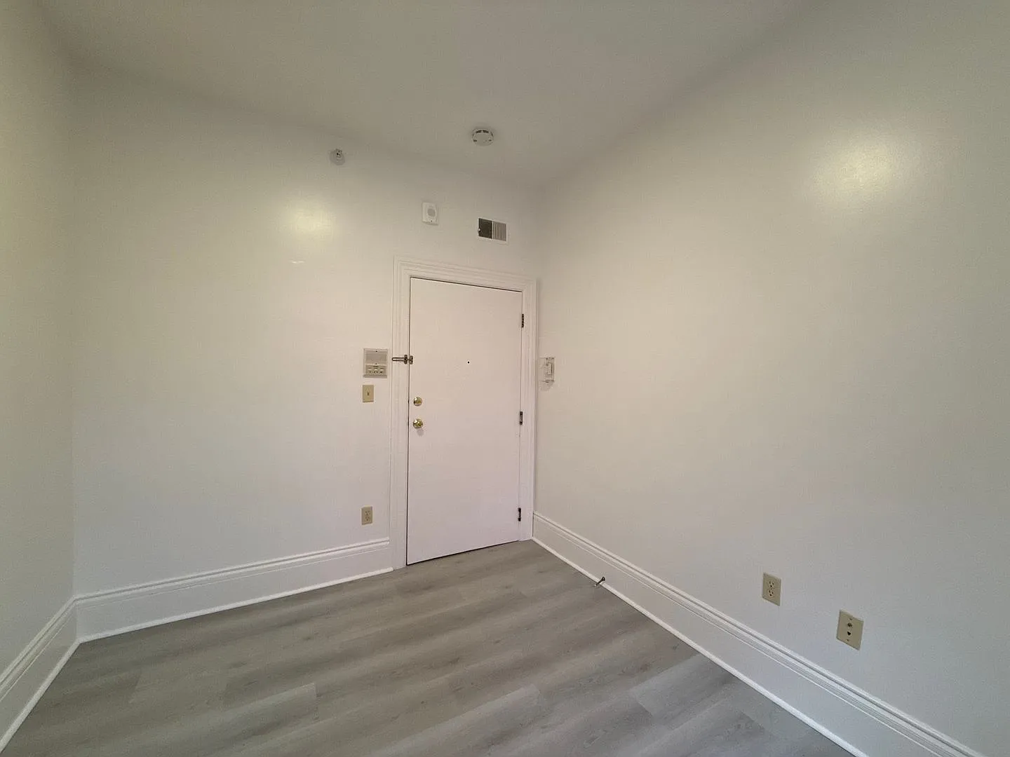 Newly Renovated, Private Room in Chinatown — Photo 4