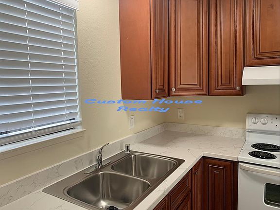 5th image of 415 Dela Vina Ave APT D