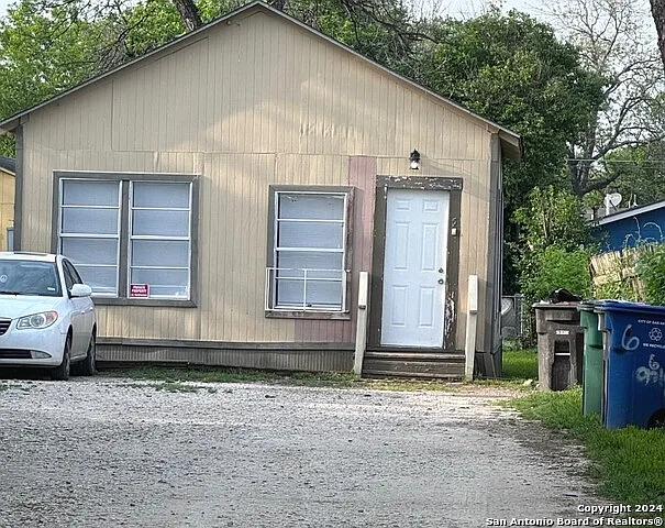 2 bed, 1.0 bath, 520 sqft, $895 — Photo 1