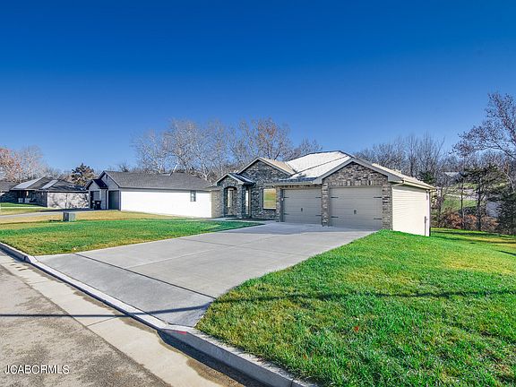 3rd image of 1402 Summerfield Dr