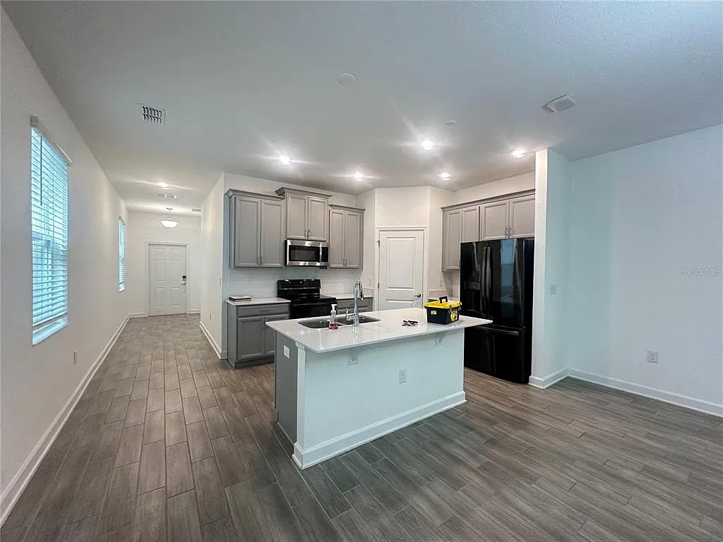 4 bed, 3.5 bath, 2481 sqft, $3,200 — Photo 3