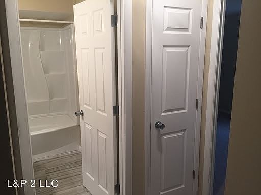 5th image of 1223 Woodridge Dr APT 4