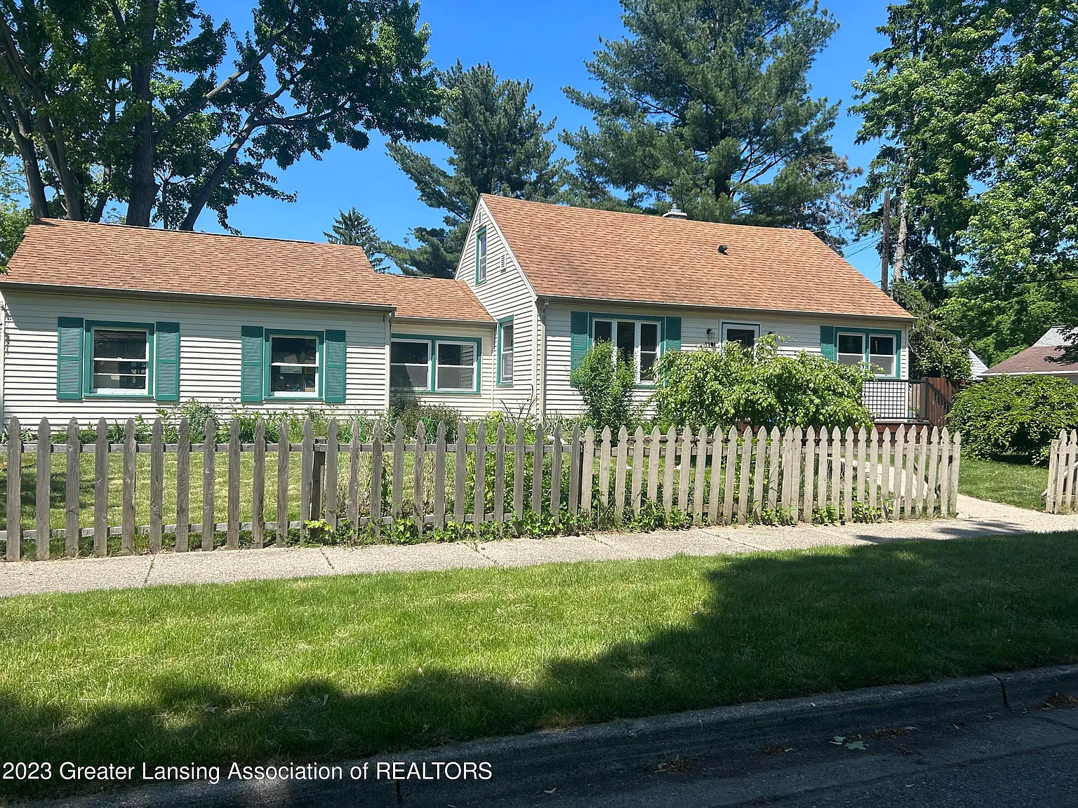 1101 Maplehill Ave photo 1