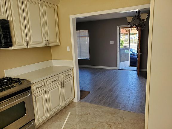 3rd image of 1018 N Santa Fe Ave