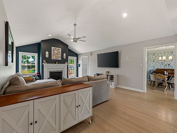 4th image of 413 Crossfield Way
