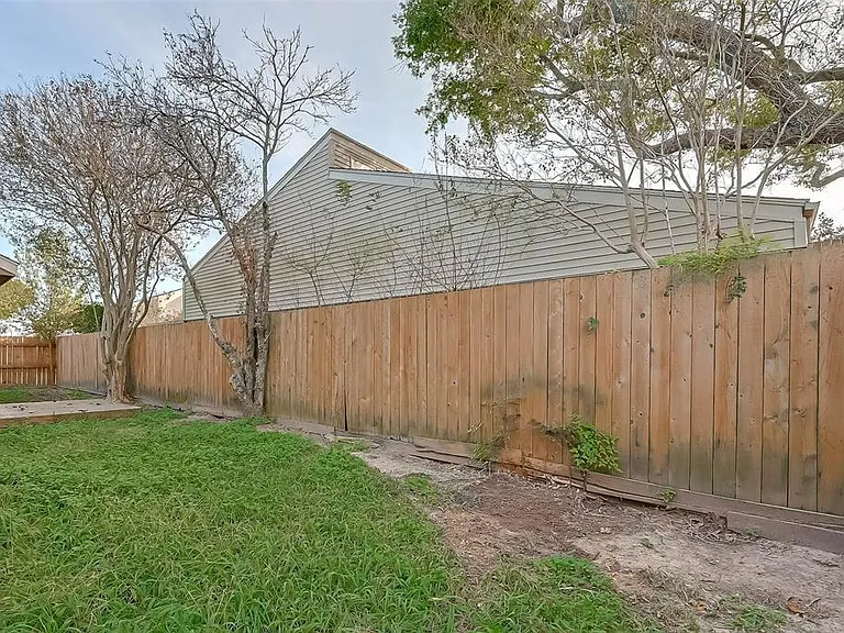 12111 Poulson Dr — Photo 31