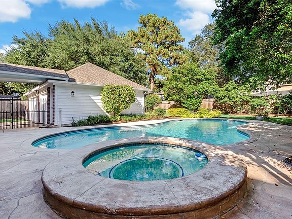 3rd image of 16614 Saint Johns Wood Dr