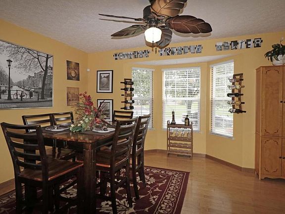 4th image of 220 Fox Hall Dr