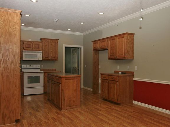 5th image of 256 Lakeshore Dr