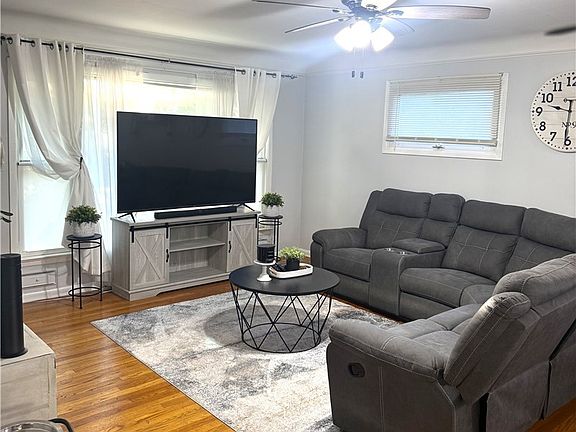 3rd image of 6597 Mandalay Dr