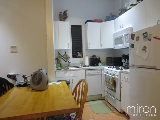 2nd image of 20 W 69th St APT 4S