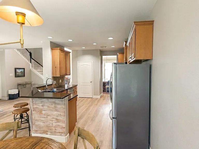 817 Maurice Dr — Photo 7