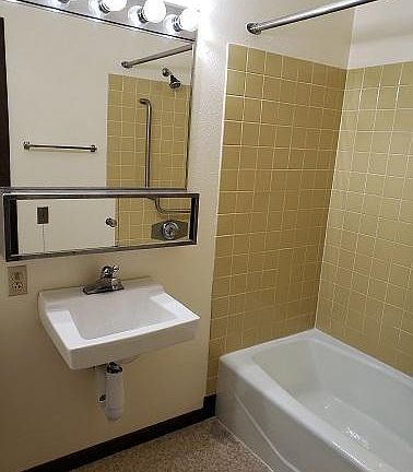 5th image of 517 W Blackhawk Ave
