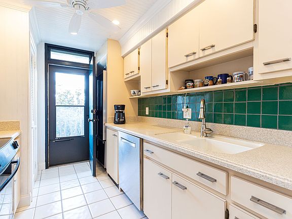 3rd image of 700 Melrose Ave APT K33