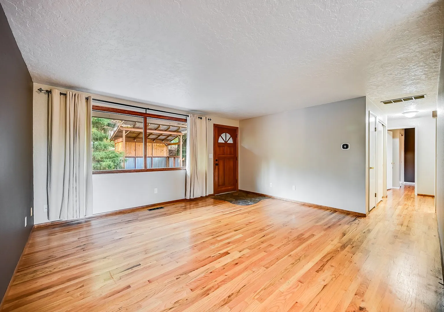 Charming 3 Bed, 2 Bath Oregon City Rental Home with AC & Huge Yard — Photo 3