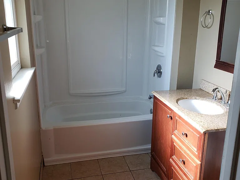 1421 Roberts Ave — Photo 17
