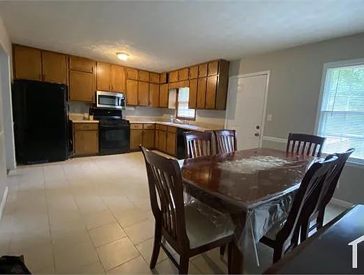 6 bed, 1229 sqft, $3,419 — Photo 3