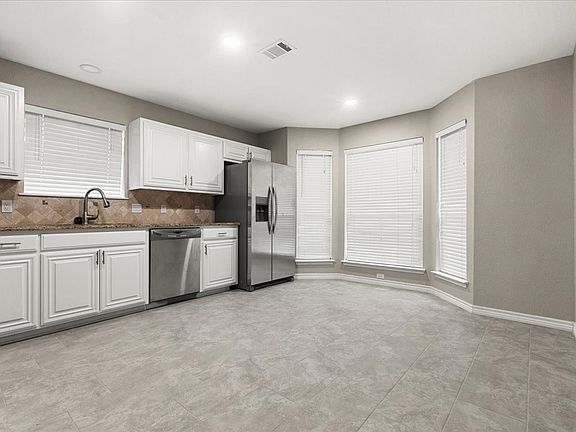 3rd image of 2616 Emerald Ln