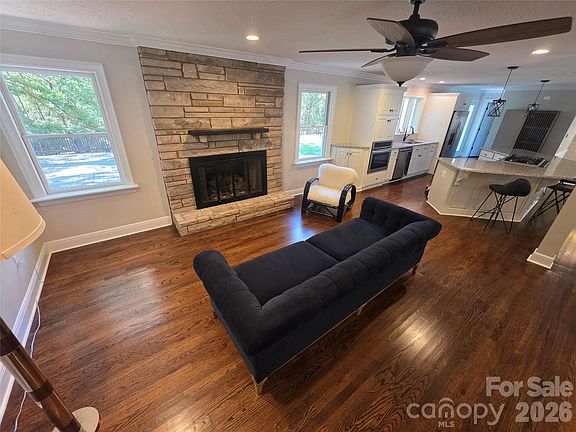 5th image of 570 Crestside Dr SE