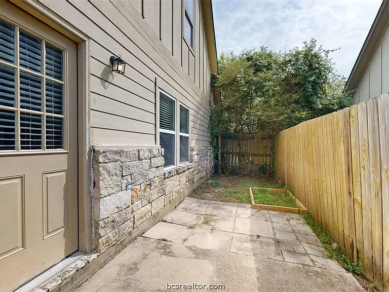 3406 Cullen Trl — Photo 32