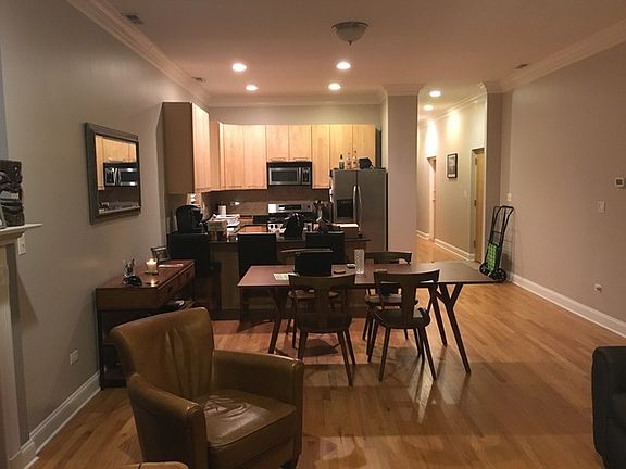 4th image of 924 W Cornelia Ave APT 2N