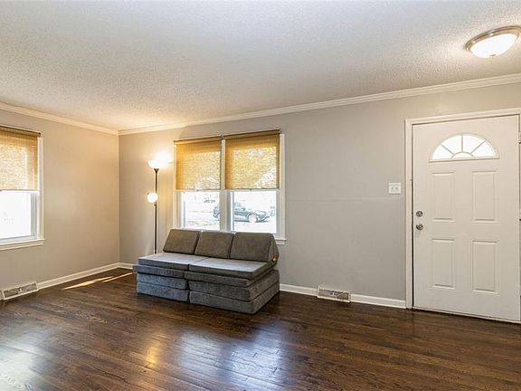 5th image of 5011 Briar St