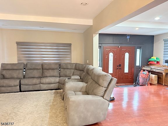 4th image of 620 Park Ave