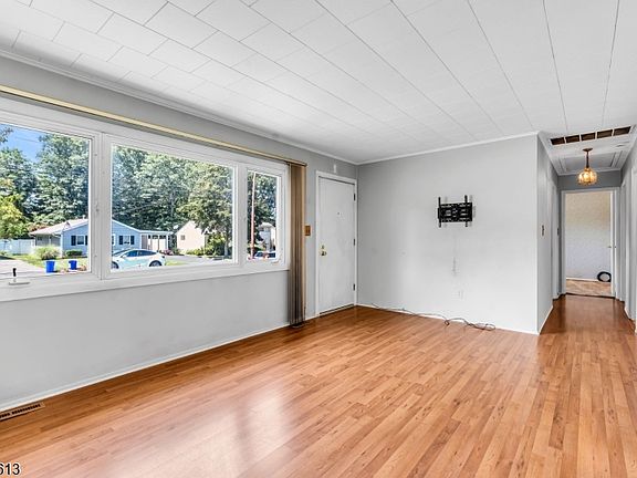 5th image of 218 Rockaway Ave