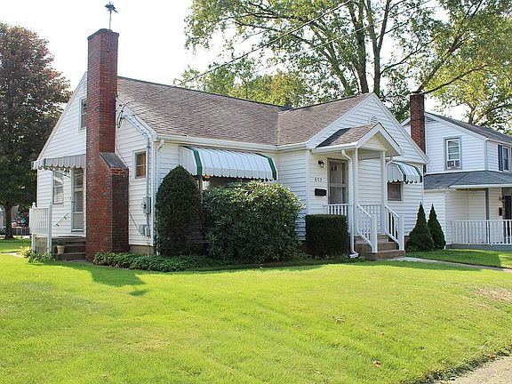 3rd image of 802 Superior St