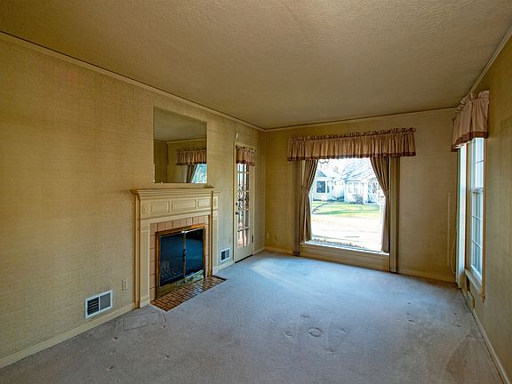 Light w/ windows on 3 sides.