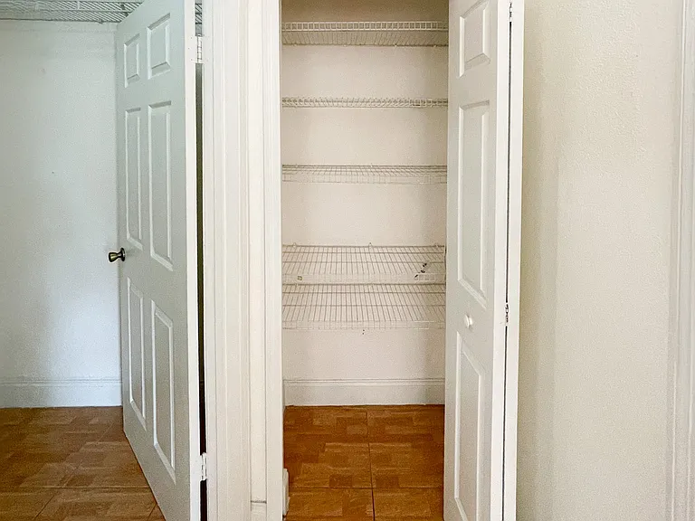 Main Bedroom Linen Closet / Closet Secundario del Dormitorio Principal