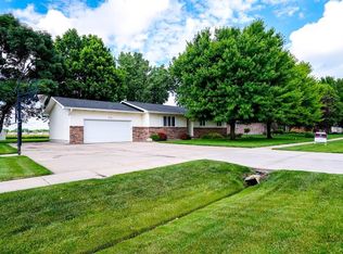 4040 Driftwood Dr, Grand Island, NE 68803