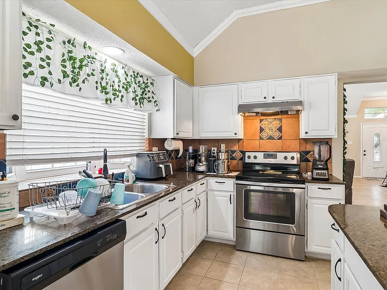 804 Clover Hill Ln — Photo 16