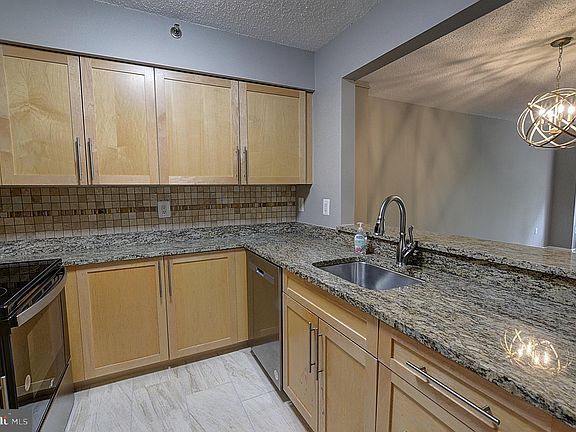3rd image of 10101 Grosvenor Pl APT 404