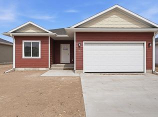 202 W 16th Ave, Holdrege, NE 68949