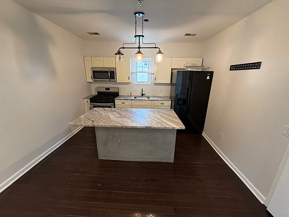 4th image of 390 Highland Ave APT 2