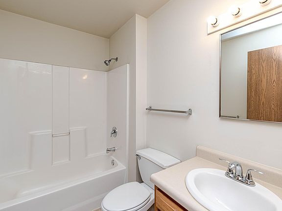 3rd image of 915 Richmond Ave #201