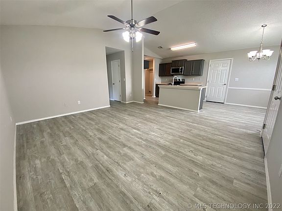 3rd image of 1105 W 21st St