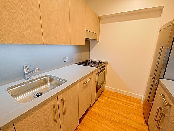 5th image of 101 W 15th St APT 425