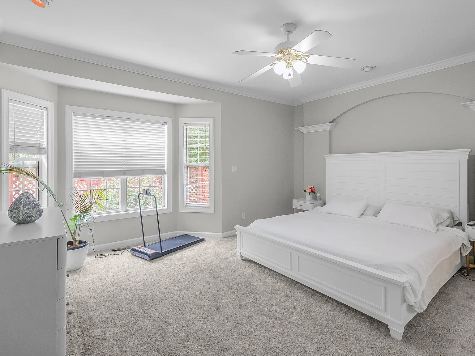 4 bed, 2.5 bath, 2322 sqft, $3,250 — Photo 4