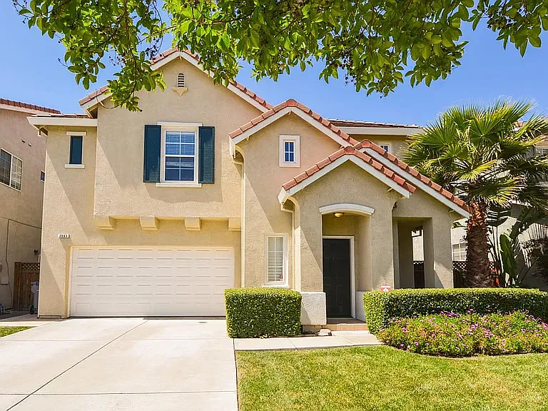 4 bed, 2350 sqft, $5,095 — Photo 1