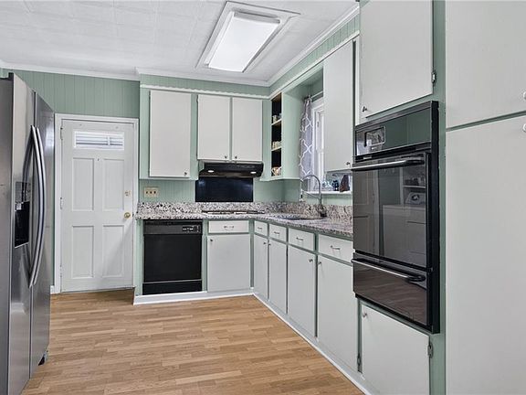 5th image of 3608 Essex Cir