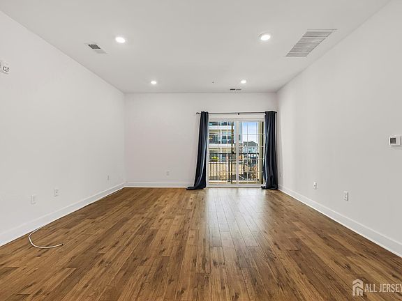 3rd image of 718 Stiller Ln