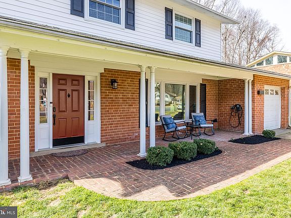 3rd image of 5381 Gainsborough Dr