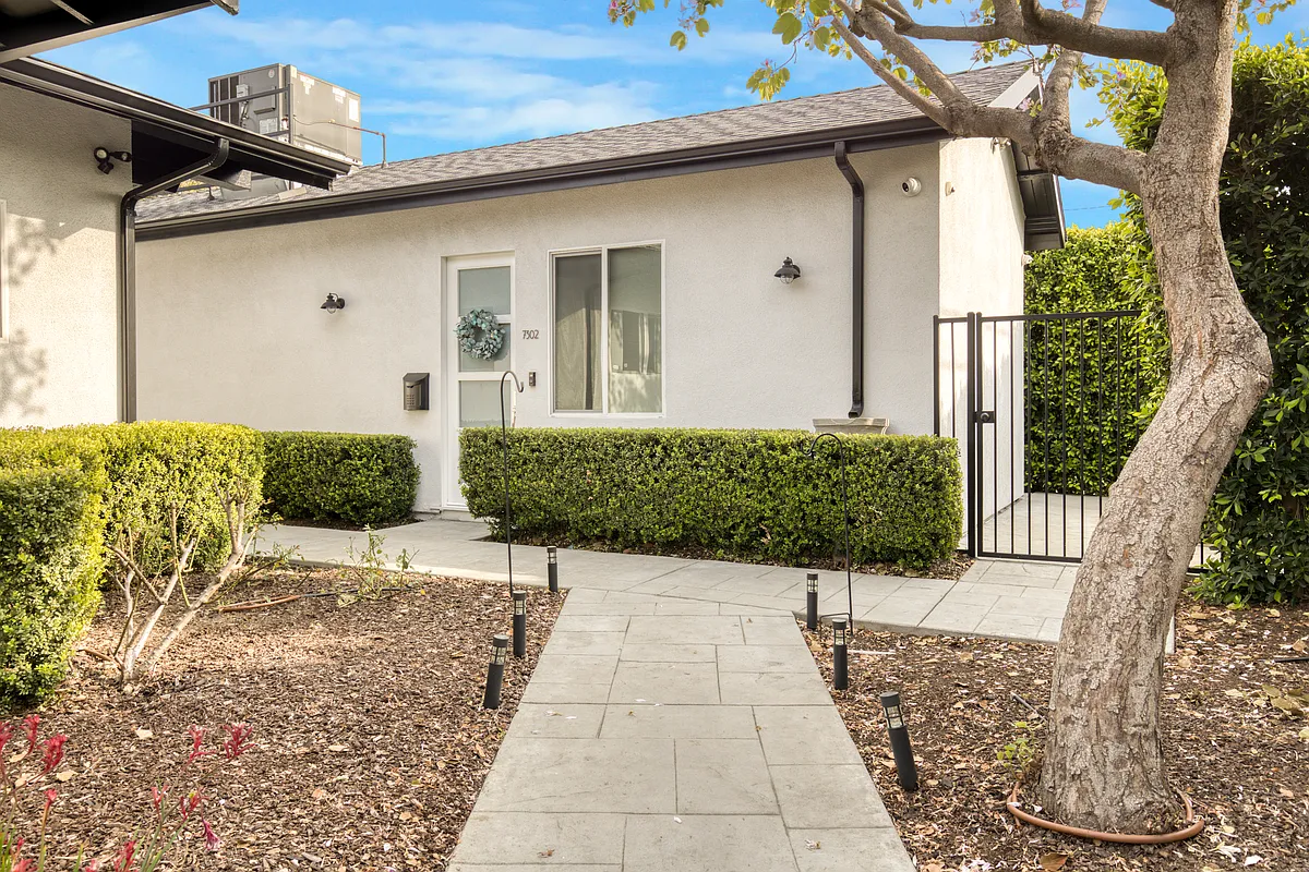 Building Photo - 7310 Woodley Ave #7302