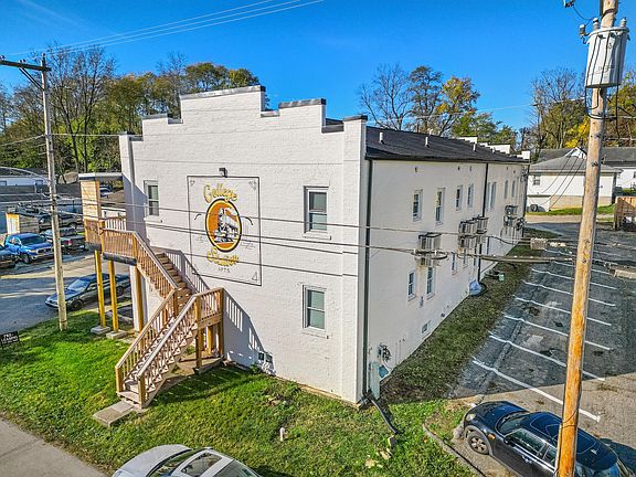 3rd image of 725 E College St
