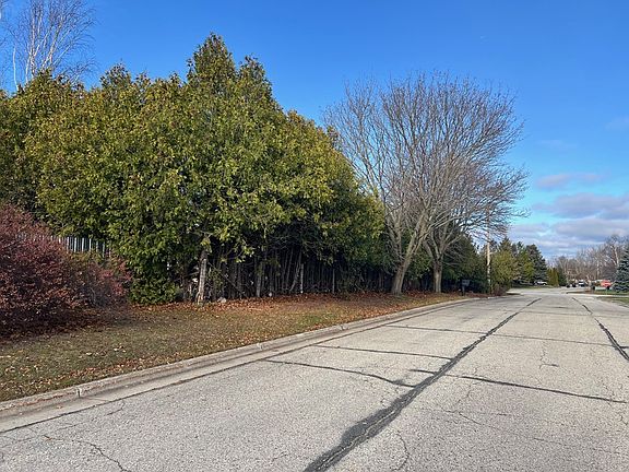 2nd image of 819 Cherry Ct