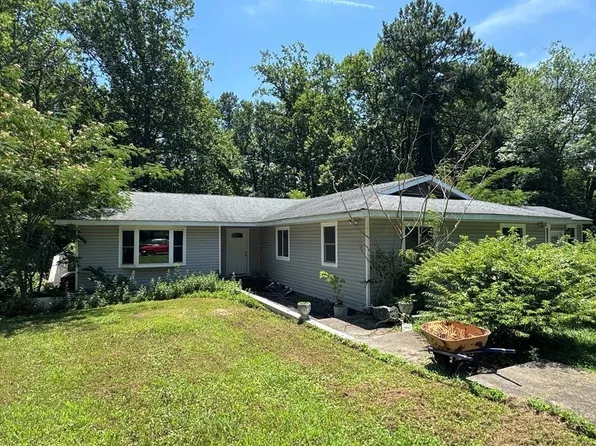 41 Rake Leaf Ln, Kilmarnock, VA 22482