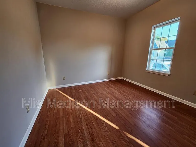 620 W Anderson Ln — Photo 3
