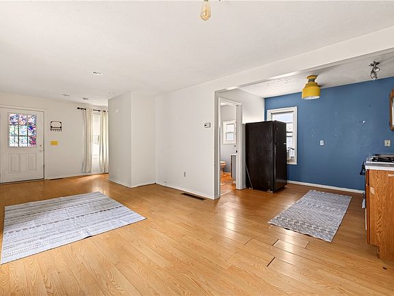 5th image of 121 Benton St